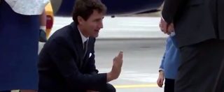 Copertina di Canada, il principe George fa il timido e non “dà il cinque” al primo ministro Justin Trudeau