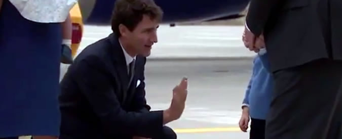 Canada, il principe George fa il timido e non “dà il cinque” al primo ministro Justin Trudeau