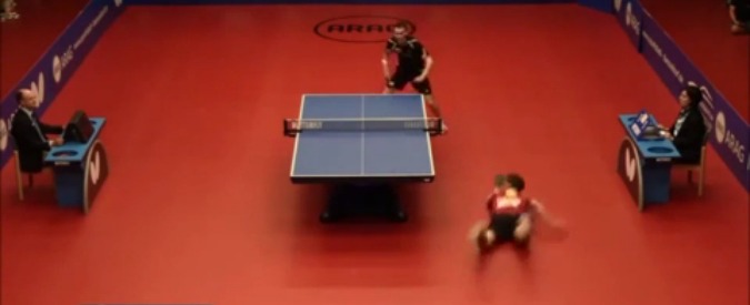 Copertina di Ping pong, lo scambio è infinito e spettacolare: gli atleti stremati si applaudono a vicenda