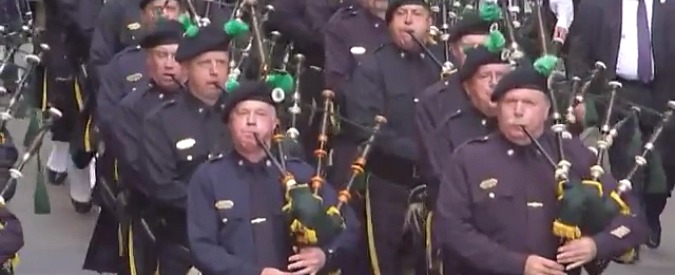 Copertina di New York, gli agenti di Polizia sfilano per le strade della città in ricordo dell’11 settembre