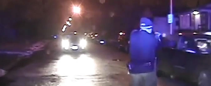 Copertina di Crivella l’auto di colpi e ferisce due ragazzi: incriminato poliziotto di Chicago. Il video della dashcam