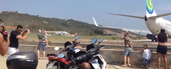 Copertina di Boeing prima del decollo: mai mettersi dietro le turbine. La compilation degli incidenti di Skiathos