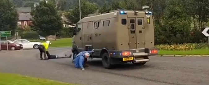 Copertina di Come ti fermo la guerra nucleare. Il 78enne scozzese si sdraia sotto al convoglio