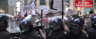 Copertina di Napoli, Renzi contestato: scontri in centro tra polizia e manifestanti