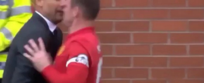 Copertina di Derby di Manchester, scintille durante la partita. Pep Guardiola nasconde la palla a Rooney