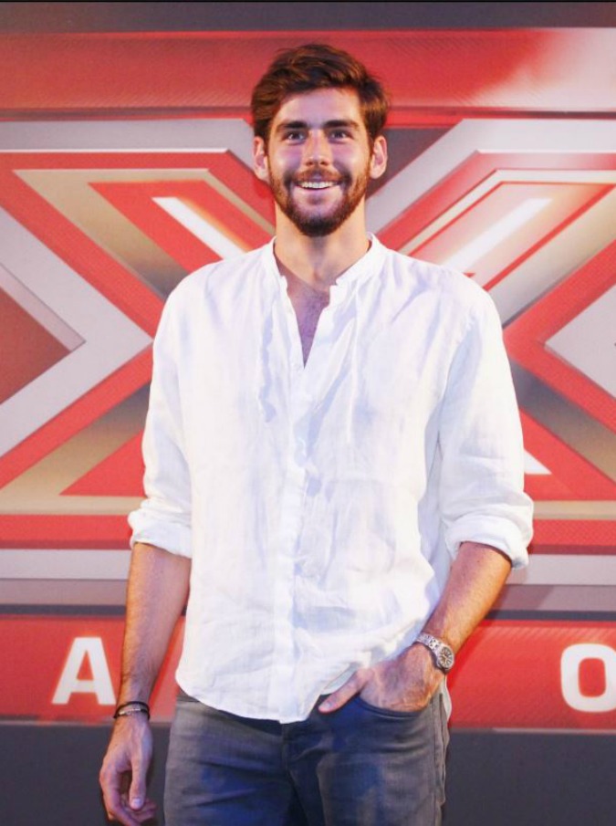 X Factor, Alvaro Soler il “giudice pacco”: è bello ma non balla, c’è ma non si vede, ‘ectoplasma style’