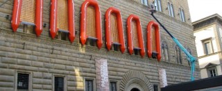 Copertina di Firenze, i gommoni dell’artista Ai Weiwei sulle facciate di Palazzo Strozzi. Scoppia la polemica: “Scempio”. Ma l’esperto Montanari apprezza: “Valore politico fortissimo” (FOTO)