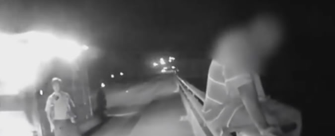 Copertina di Poliziotto americano convince uomo a non suicidarsi parlando con lui di football: il video del gesto eroico