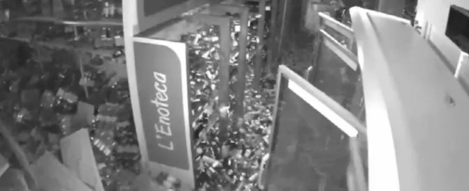 Copertina di Terremoto, la violenza della scossa catturata dalle telecamere di un supermercato di Amatrice