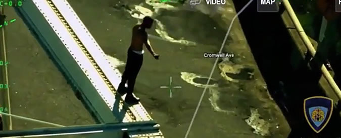 Copertina di New York, polizia salva uomo dal suicidio da un ponte: video choc