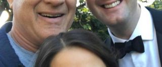 Copertina di Tom Hanks sorprende una coppia di sposi a Central Park: selfie e foto su Facebook
