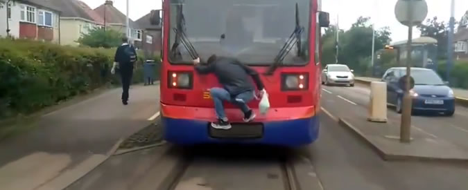 Copertina di Gran Bretagna, senza soldi per il biglietto o follia? L’incredibile train surfing