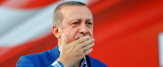 Copertina di Turchia, nuova ondata di purghe: cacciati 50mila lavoratori pubblici. Liberati 33mila detenuti per far posto agli arrestati