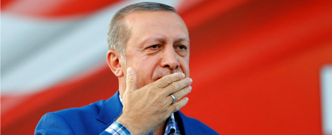 Turchia, nuova ondata di purghe: cacciati 50mila lavoratori pubblici. Liberati 33mila detenuti per far posto agli arrestati