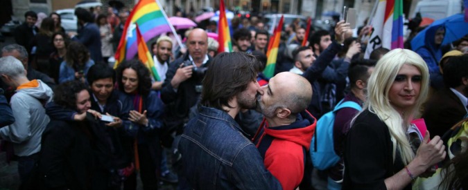 Unioni civili, a Finale Emilia si celebrano di nascosto: sala chiusa al pubblico, niente scambio di fedi e fascia tricolore