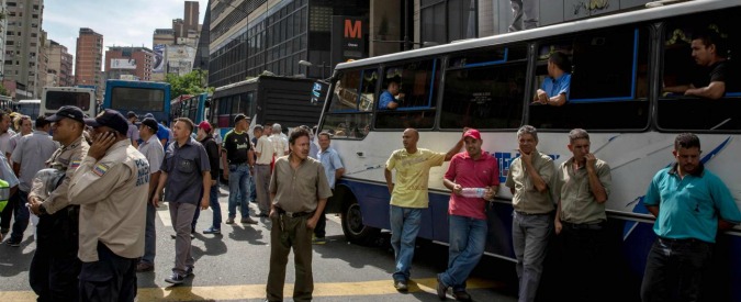 Copertina di Venezuela, proteste degli autisti di autobus contro il governo: a Caracas strade bloccate per otto ore