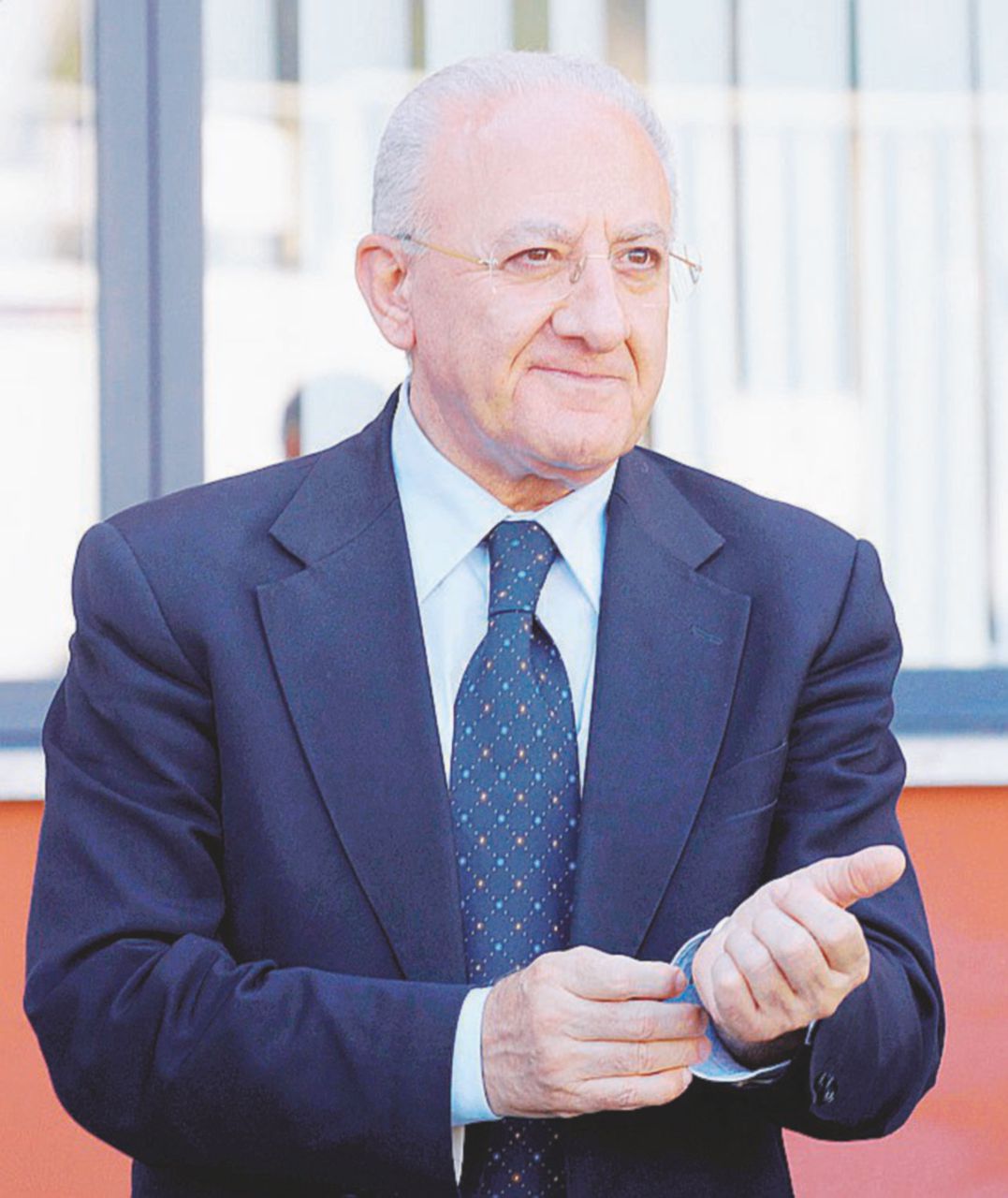 Nello Mastursi (a sinistra) era il capo della segreteria di Vincenzo De Luca (a destra) - Ansa “L’ex factotum di De Luca con il ‘pizzino’ per le Asl”