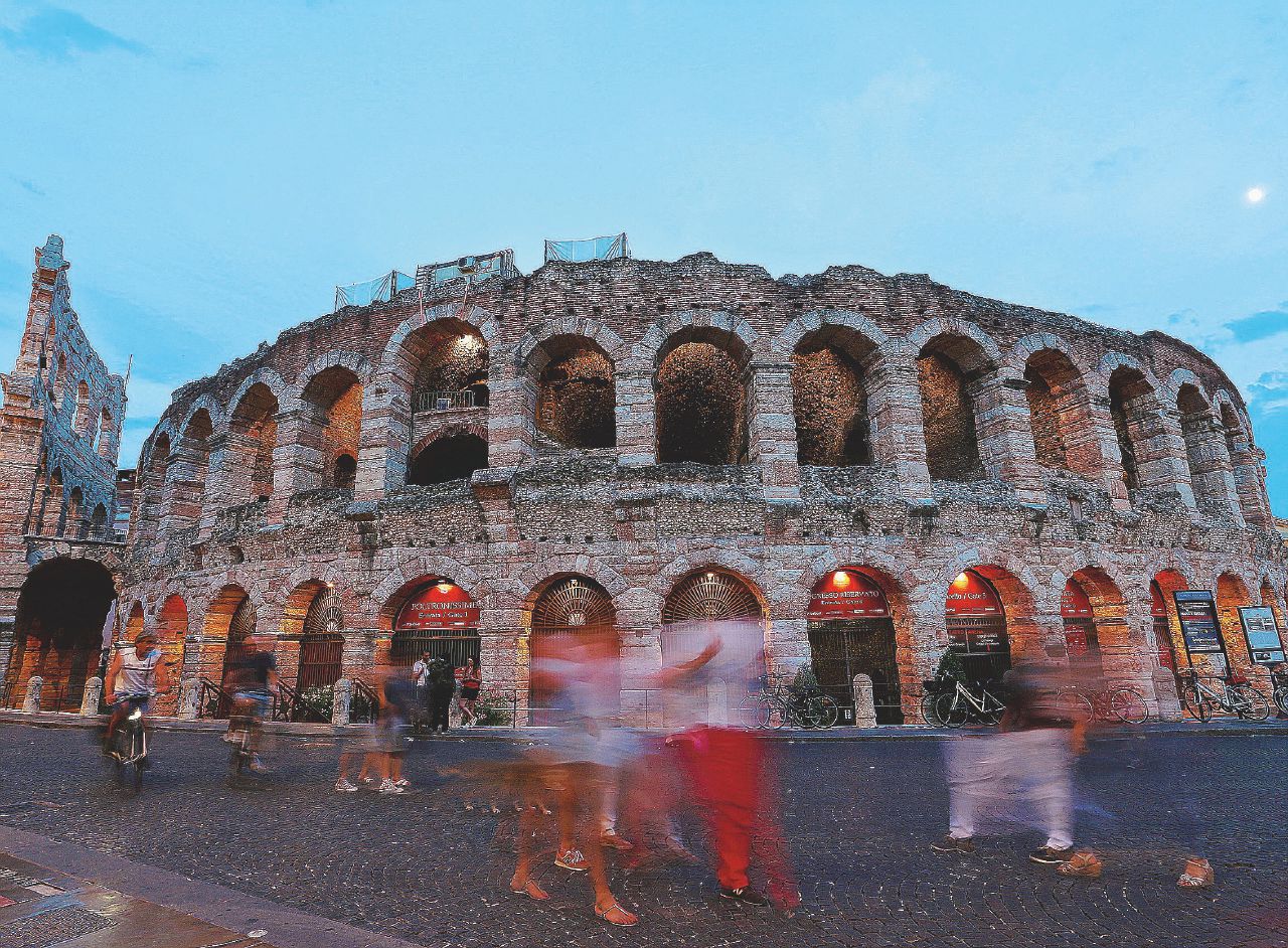 Copertina di Troppa politica: così distruggono l’Arena di Verona