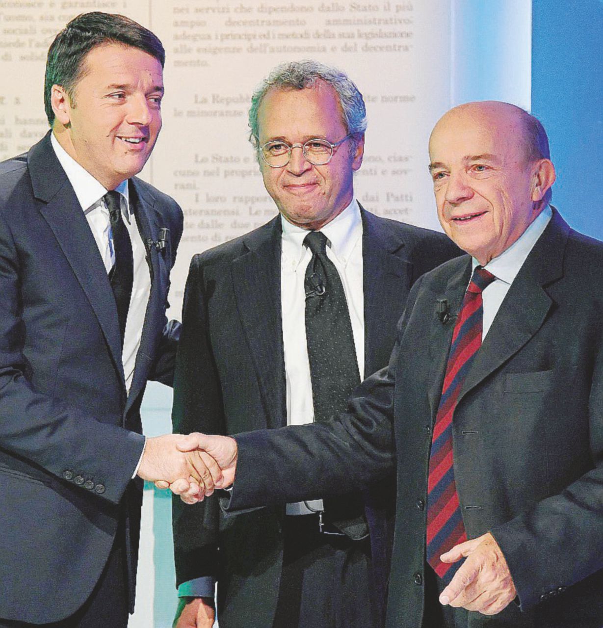 L’arbitro Mentana - Il confronto ieri su La7 - Ansa Renzi-Zagrebelsky, scontro sui gufi (e sulla democrazia)