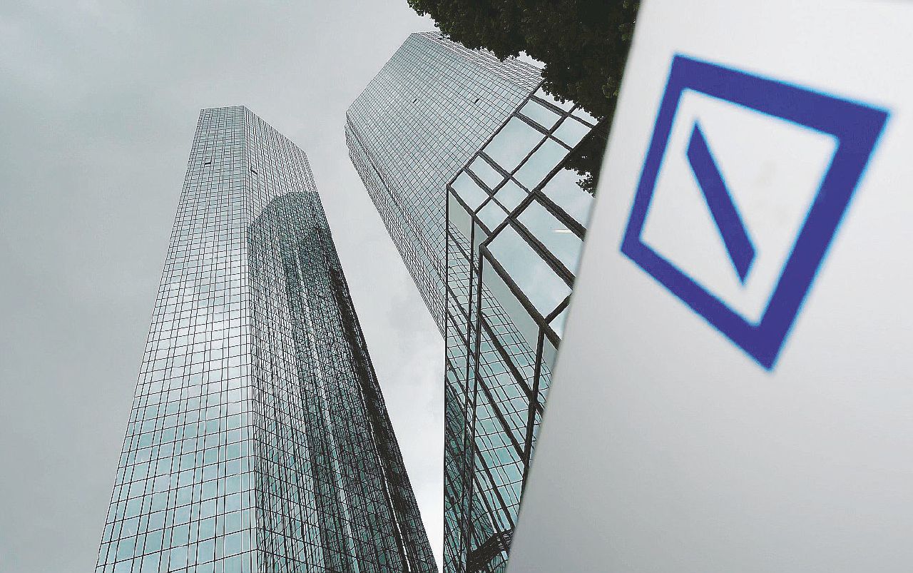 Il colosso - Deutsche Bank ha trascinato giù i listini europei - Ansa Deutsche Bank fa paura, Berlino preme sugli Usa