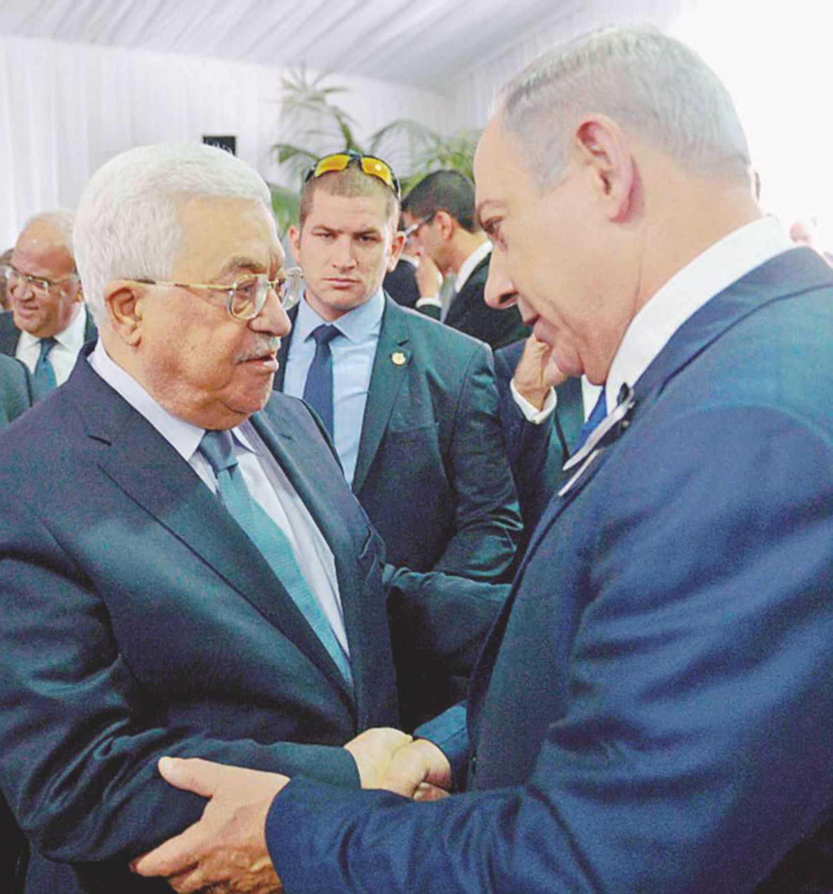 L’abbraccio ai funerali - Il presidente dell’Autorità palestinese Abu Mazen e il premier israeliano Netanyahu - Ansa “Onoriamo Peres fermando l’occupazione”