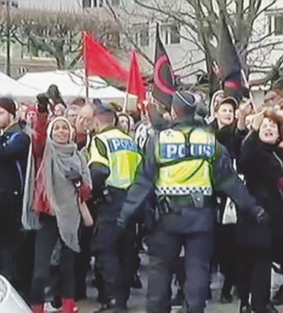 Manifestazione pro-immigrati Alloggi segreti per profughi omosessuali contro la furia di razzisti nordici e stranieri