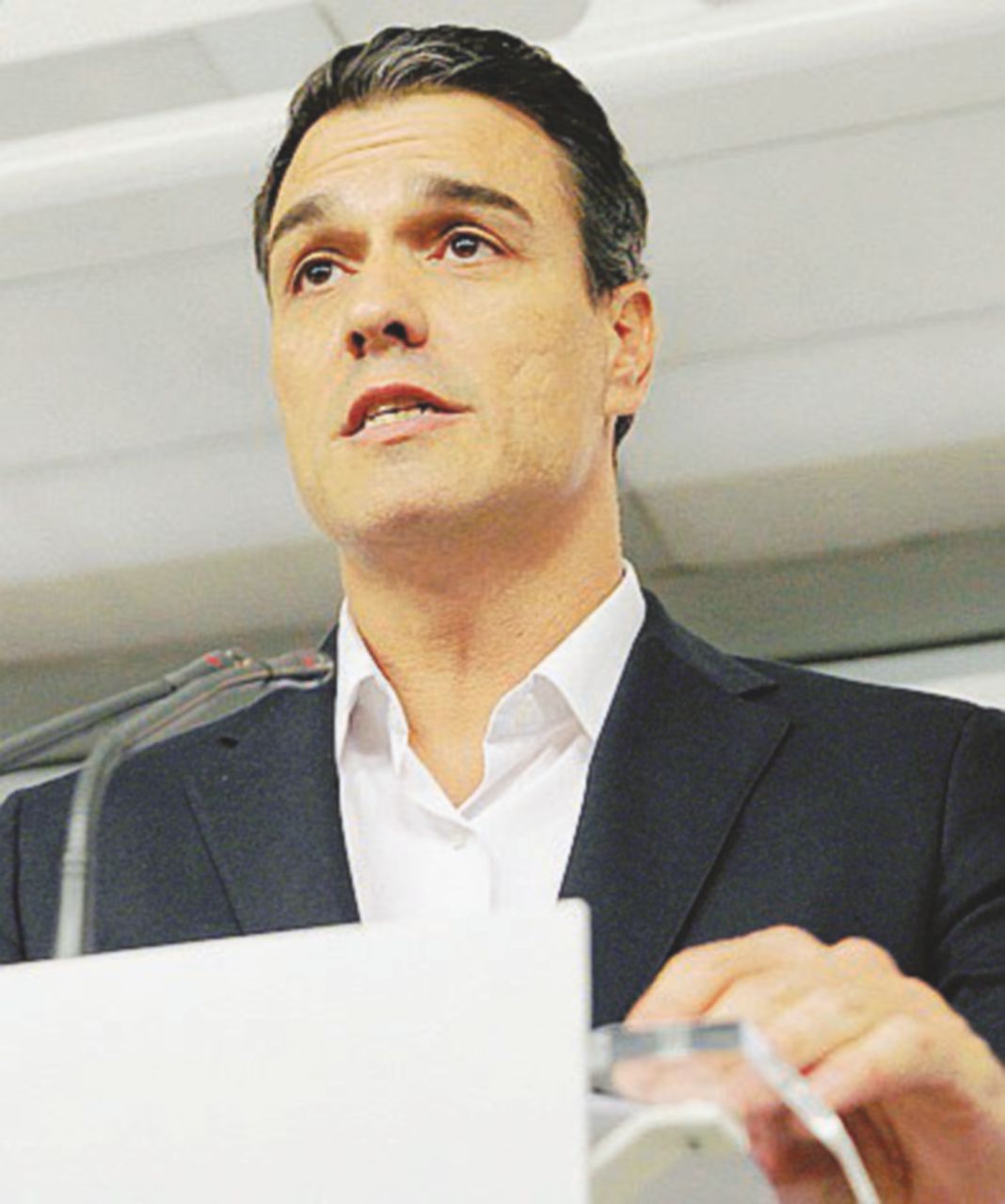 La sera dei lunghi coltelli. Il Psoe lo tradisce e Sánchez si dimette da segretario