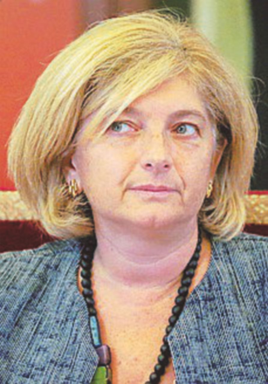 Muraro querela Renzi, il Pd replica e querela la Raggi