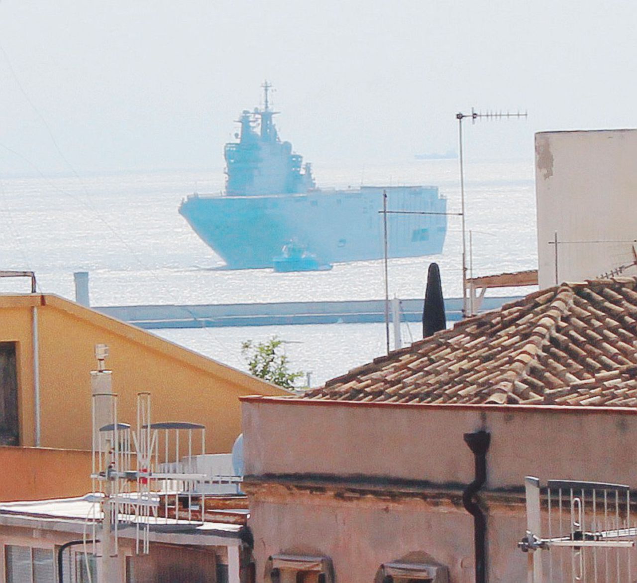 Le barchette dei pescatori sconfiggono i caccia Nato