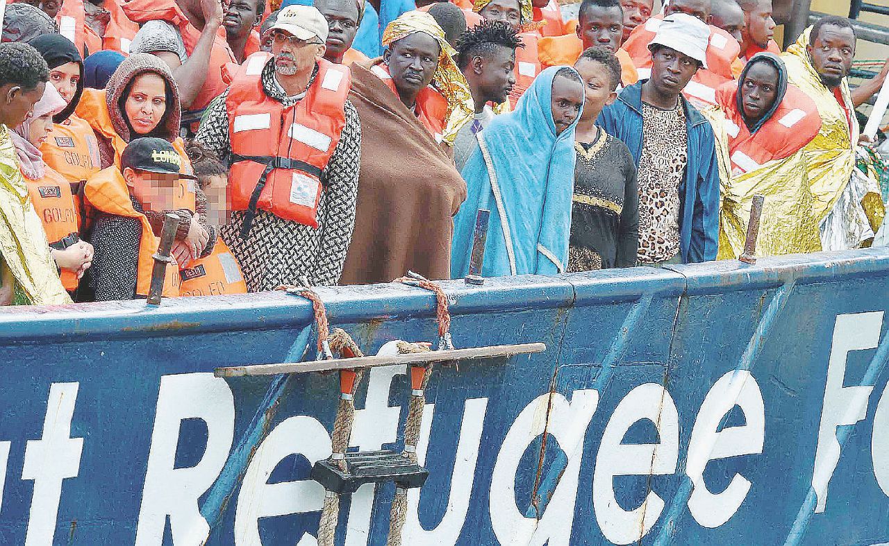 Copertina di Migranti, record di fine estate Comuni al collasso