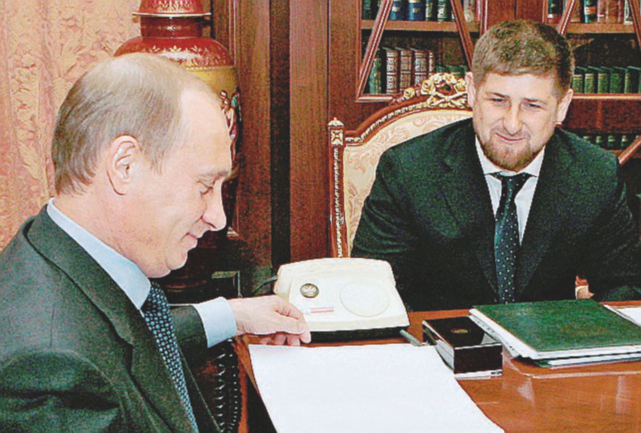 Copertina di Dieci anni dopo lo zar ha stravinto: la Russia è paura e rassegnazione