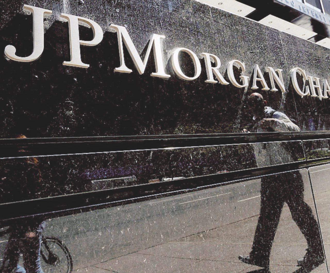 La banca Americana Jp Morgan, da dove proviene il nuovo ad di Mps, Marco Morelli - Ansa Caccia a 5 miliardi e referendum, così il “banchiere politico” crea instabilità