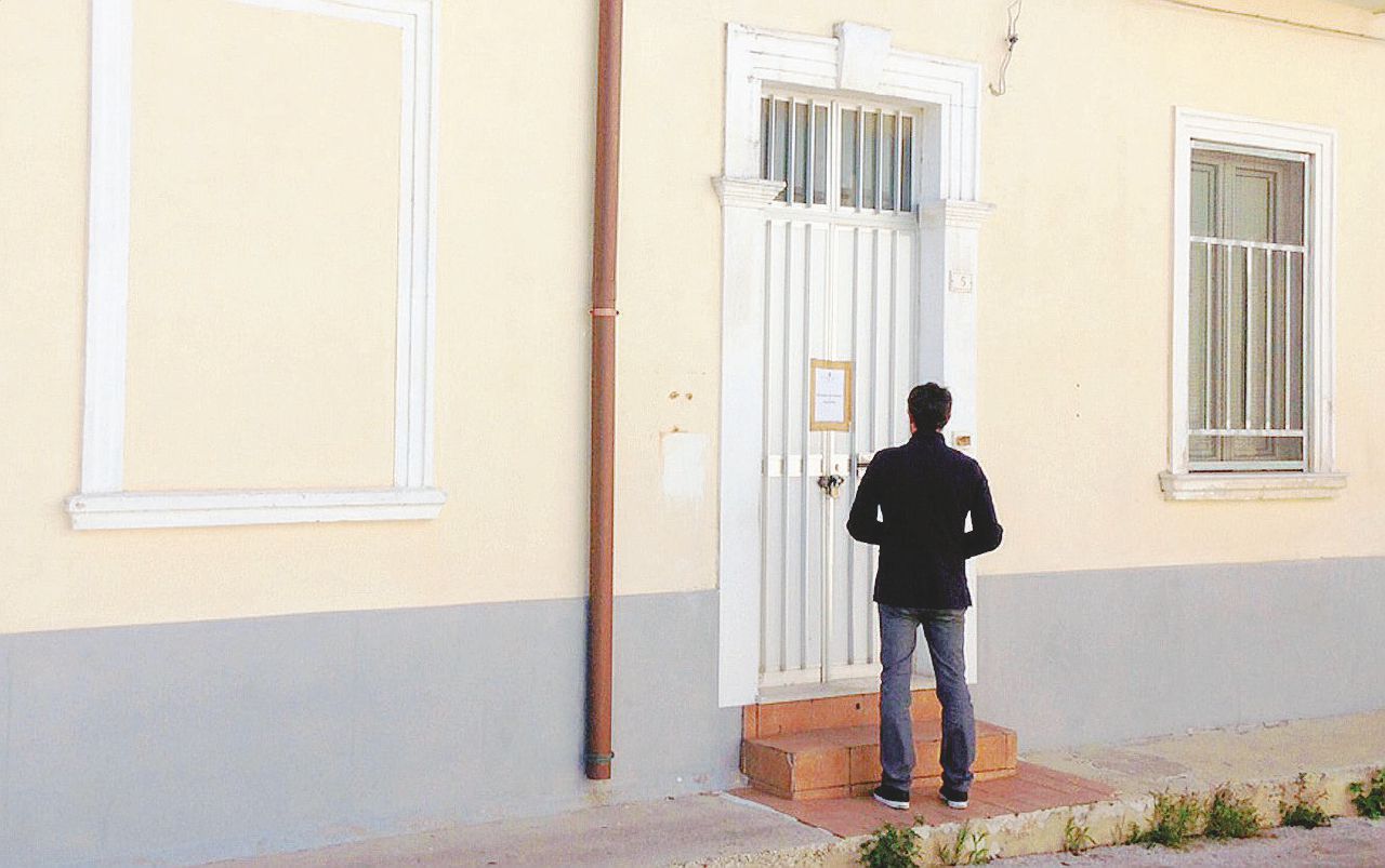 Sicilia arancia meccanica: 80enne bruciato per noia