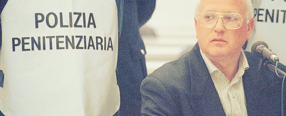 Alla sbarra - Il capo della Nuova camorra organizzata Raffaele Cutolo nel 1997 - Ansa “La Cupola delle Cupole uccise il figlio di Cutolo”