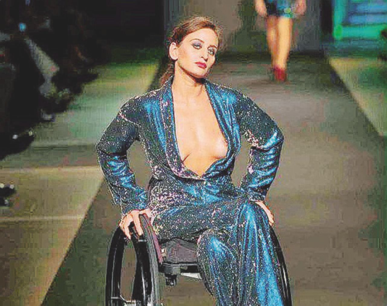 Facebook, stavolta basta un po’ di seno. Censurata la modella in carrozzina