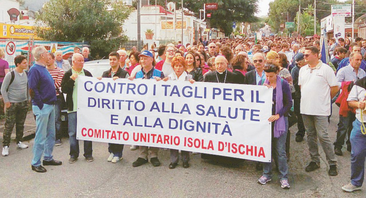 In piazza per l’ospedale e la politica non si vede