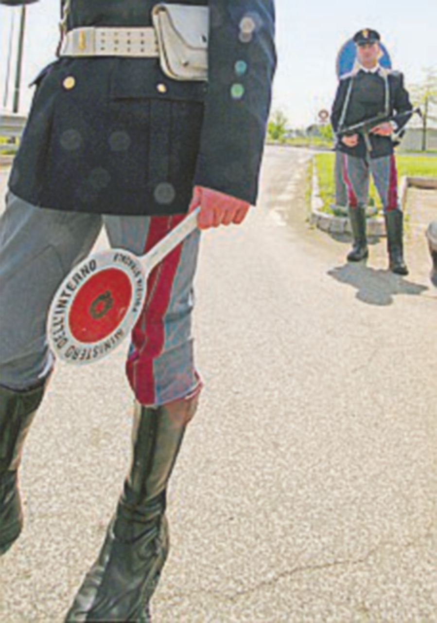 Nola, multe inventate per farsi dare denaro: sospesi 13 poliziotti