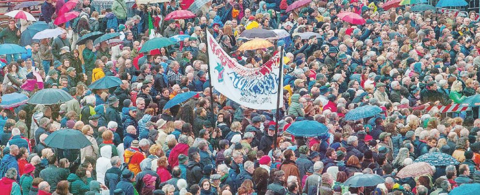 Diluvio e pugni alzati per Fo. L’addio a uno “smoderato” Diluvio e pugni alzati per Fo. L’addio a uno “smoderato”