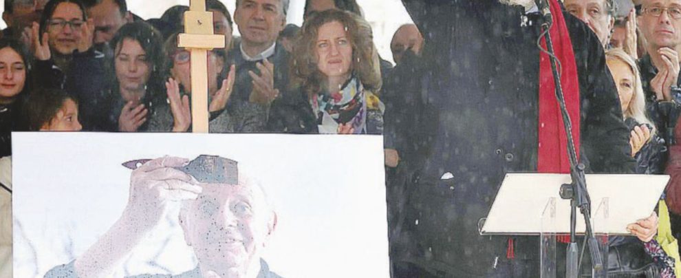 Pugni chiusi. Il momento in cui Jacopo Fo conclude il suo intervento in ricordo del padre Dario - Ansa Quei due giullari di mio padre e mia madre dicevano: “Fa’ quel che vuoi, campi di più”