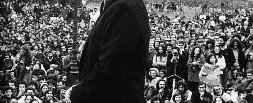 In scena, Dario Fo recita in un parco negli anni 70 - LaPresse Una storia difficile: “Ora non ve la cavate solo con una targa…”