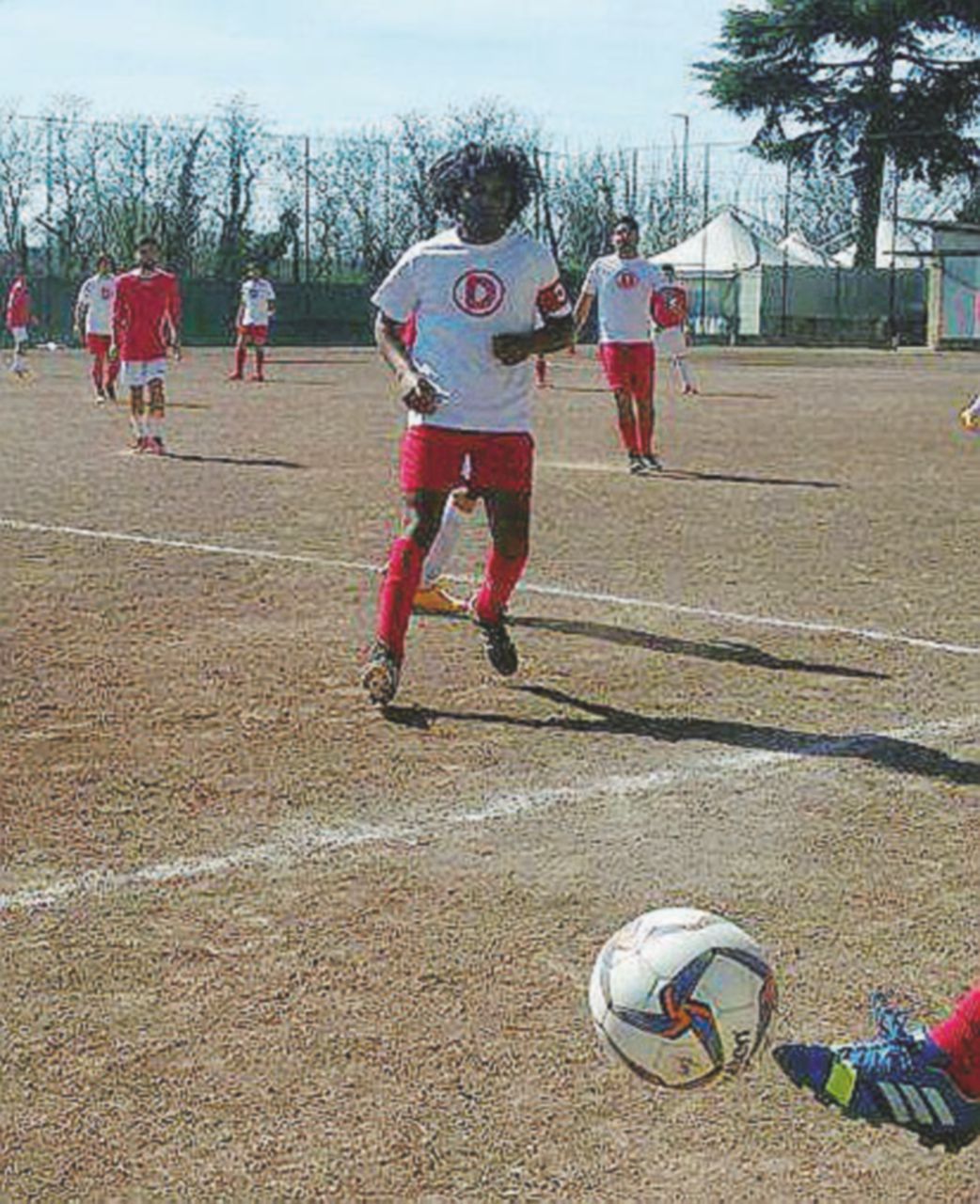 Gli stranieri ai margini nel calcio dei poveri