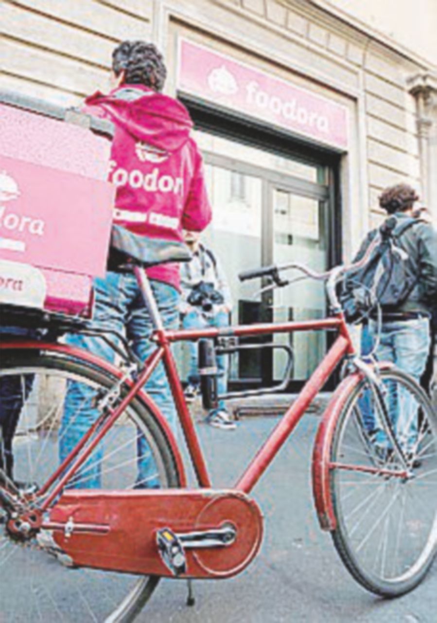 Foodora, la protesta arriva a Milano: “Tre euro a consegna”