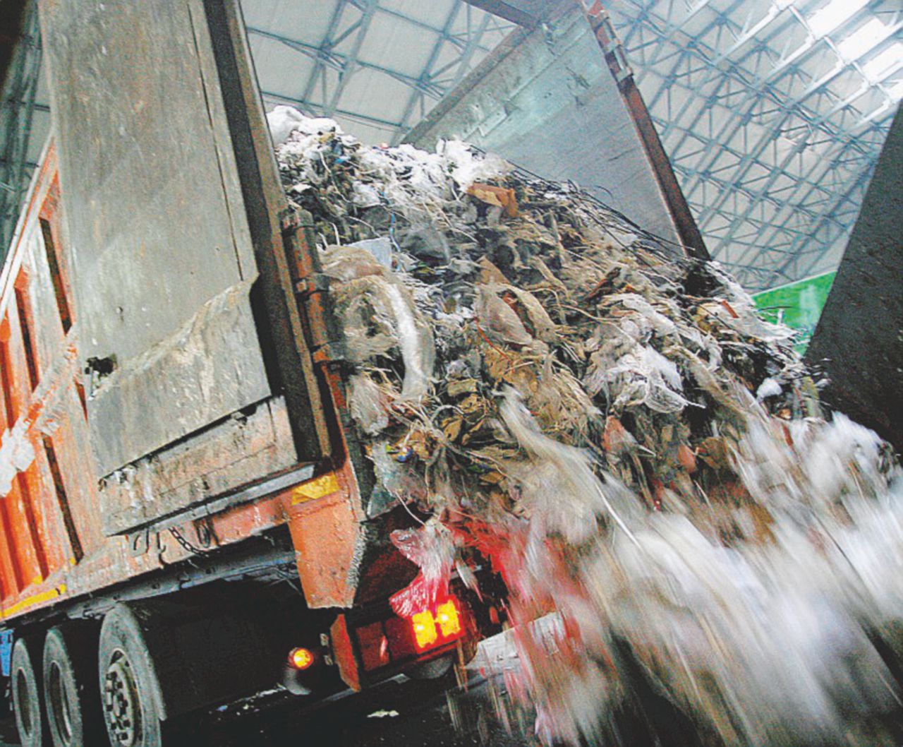 Rifiuti, gli otto inceneritori sono ufficiali: così il governo ha scavalcato le Regioni