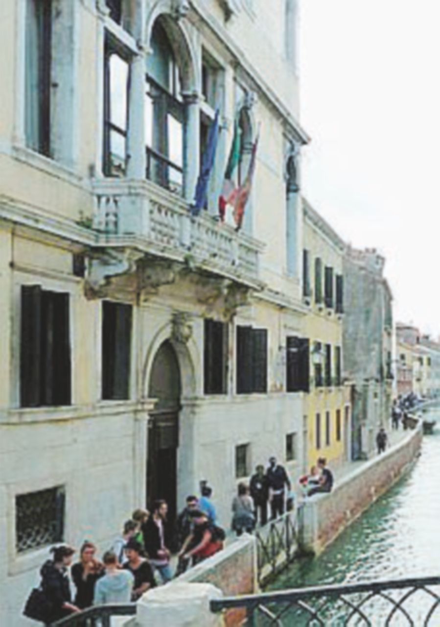 Venezia, i collettivi studenteschi contro la prof razzista