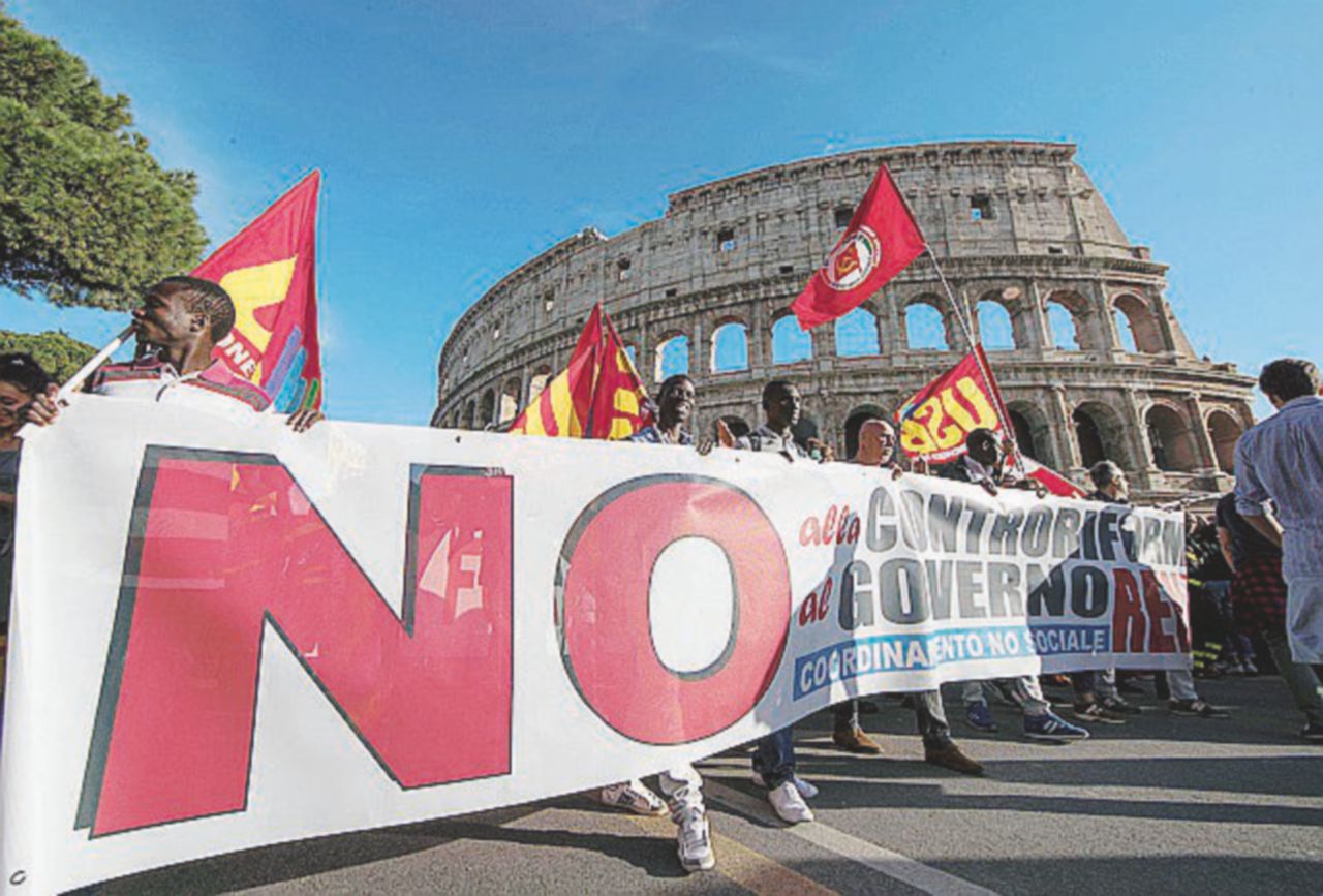 Il corteo rosso del “No sociale” a Roma