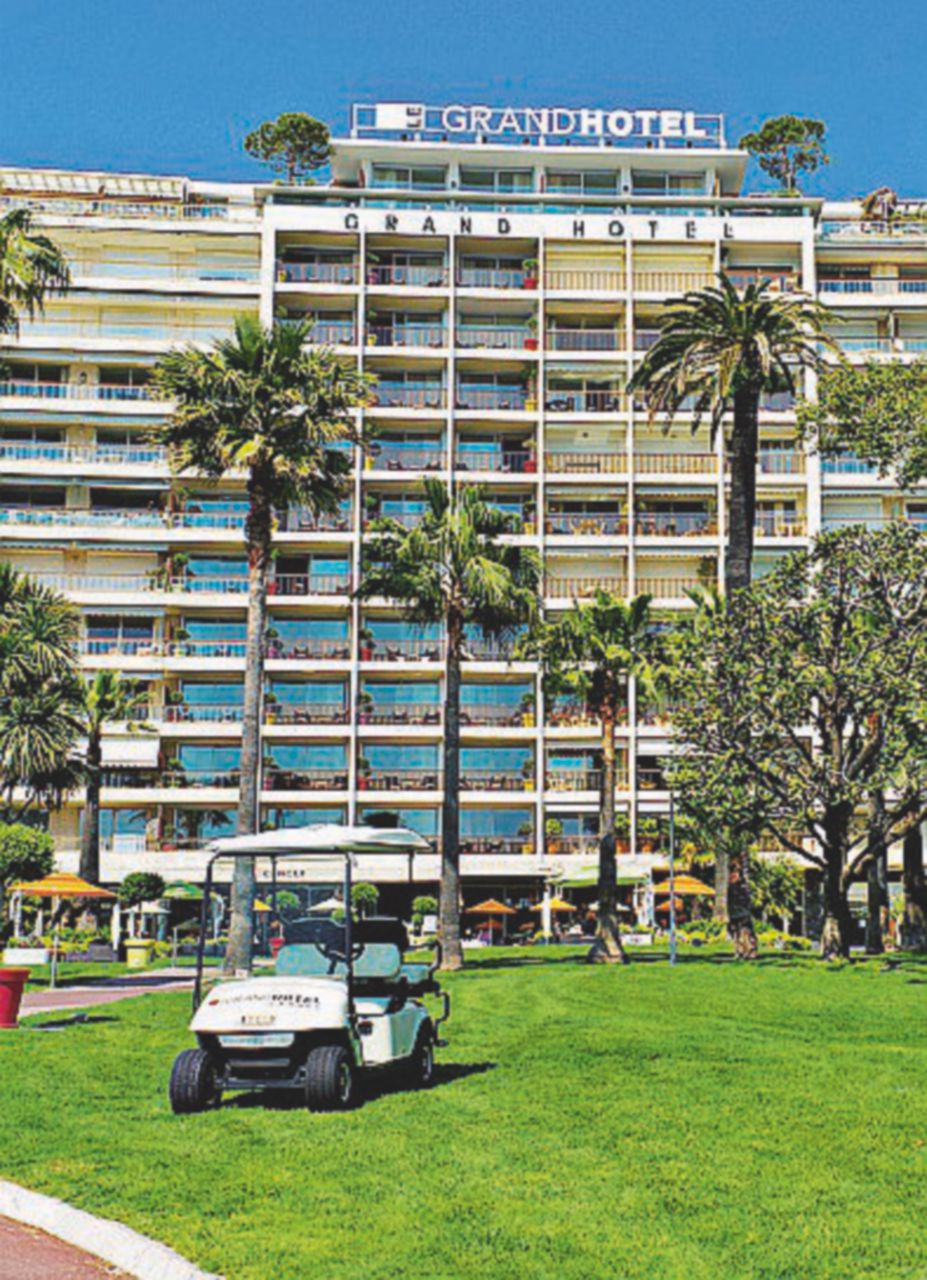 Simbolo - Il Grand Hotel Lo strano rapimento della “signora di Cannes”. Simenon indaga…