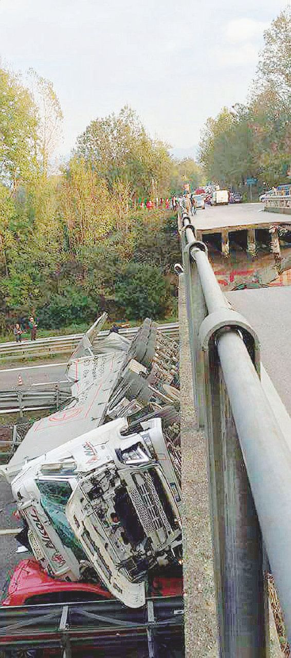 Copertina di “L’ultimo Tir e chiudiamo”. Ma il cavalcavia è venuto giù