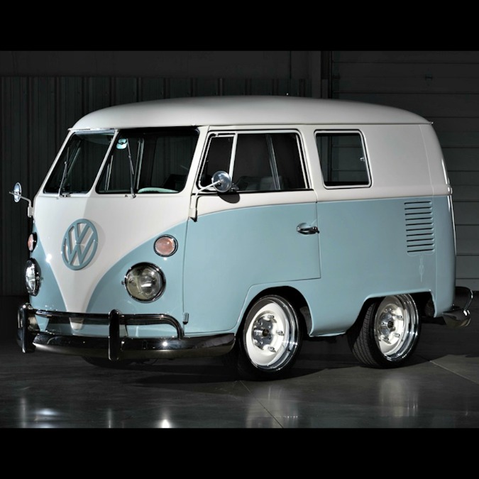 Copertina di Volkswagen, il “mini” Bus restaurato va all’asta – FOTO