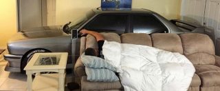 Copertina di Uragano Matthew, l’appassionato non ha il garage e si mette l’auto in casa – FOTO
