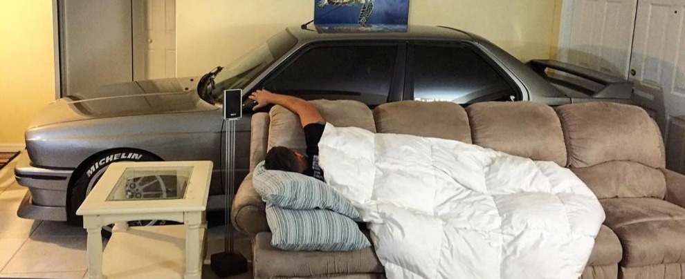 Copertina di Uragano Matthew, l’appassionato non ha il garage e si mette l’auto in casa – FOTO